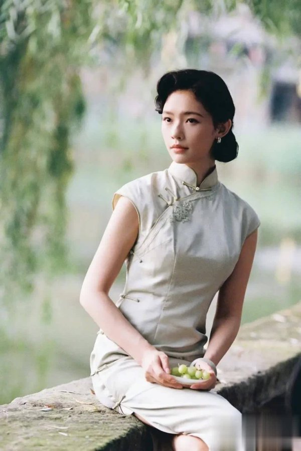 新玺配资 林允旗袍造型惊艳出圈，“茉莉青提”风掀东方美学新风潮