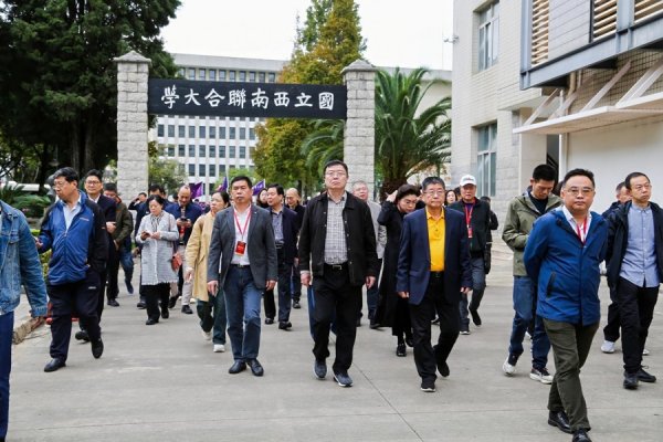 鸿牛配资 一场穿越时空的“精神接力”：全国主流媒体社长总编辑走进西南联大